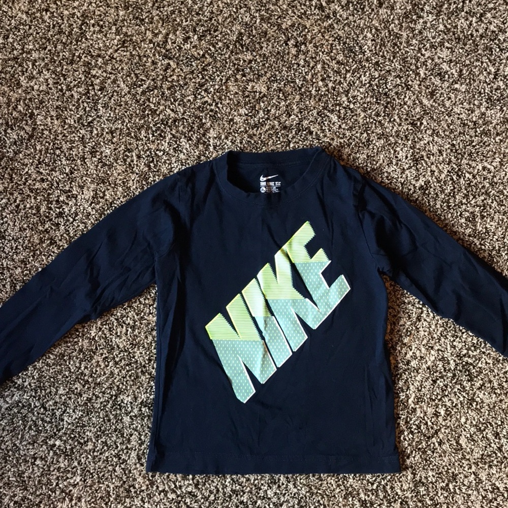 Boys size 6-7 long sleeve Nike shirt